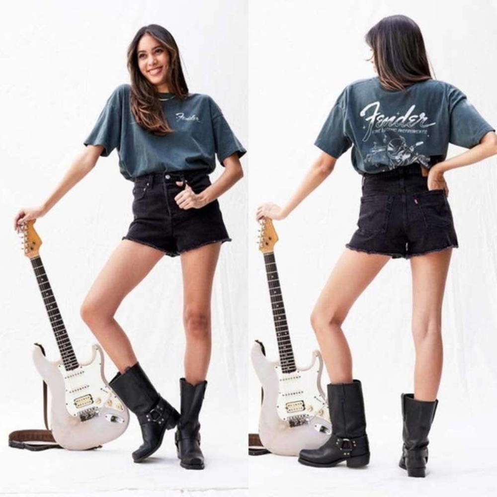 Daydreamer Fender Fullerton Ca Glitter Crewneck Graphic Merch Tee Vintage Black
